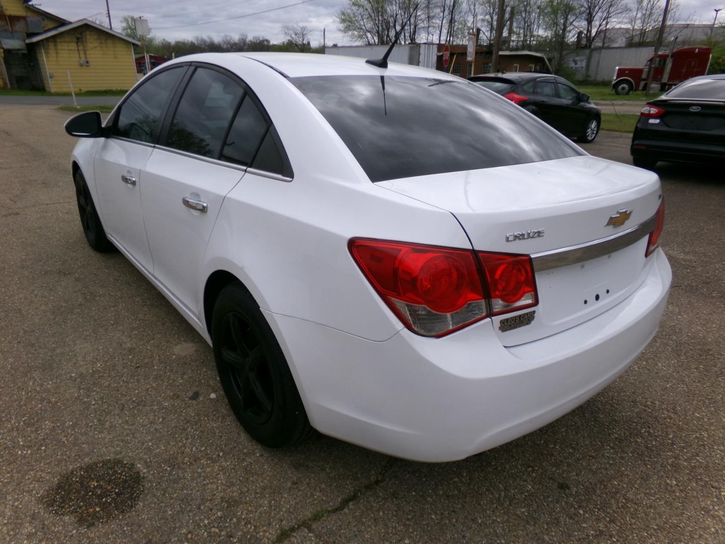 2014 White /Gray Chevrolet Cruze SE (1G1PC5SB0E7) with an 1.4L Turbo engine, automatic transmission, located at 401 First NE, Bearden, AR, 71720, (870) 687-3414, 33.726528, -92.611519 - Photo#2